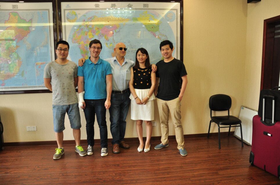 Le client autrichien est venu inspecter la machine à découper à jet d'eau de 3d à 5 axes