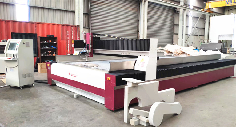 La coupe à jet d'eau favorise l'application de matériaux en fibre de carbone dans l'industrie automobile