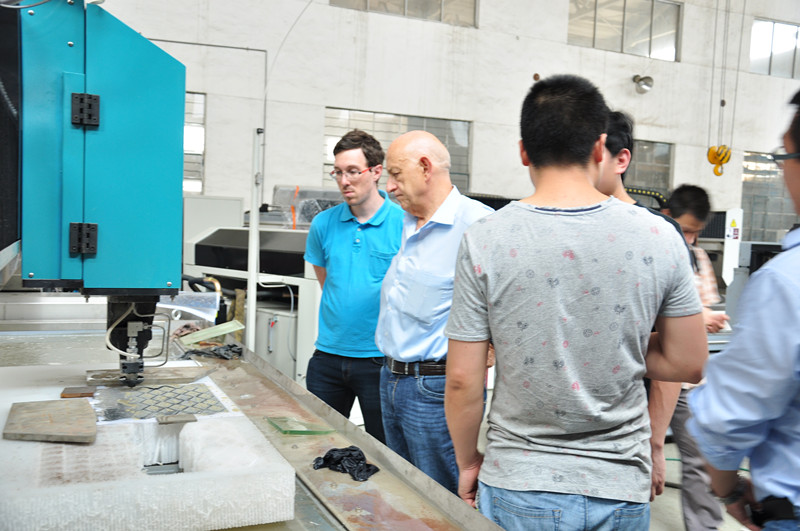 Machine &agrave; jet d'eau &agrave; 5 axes.jpg