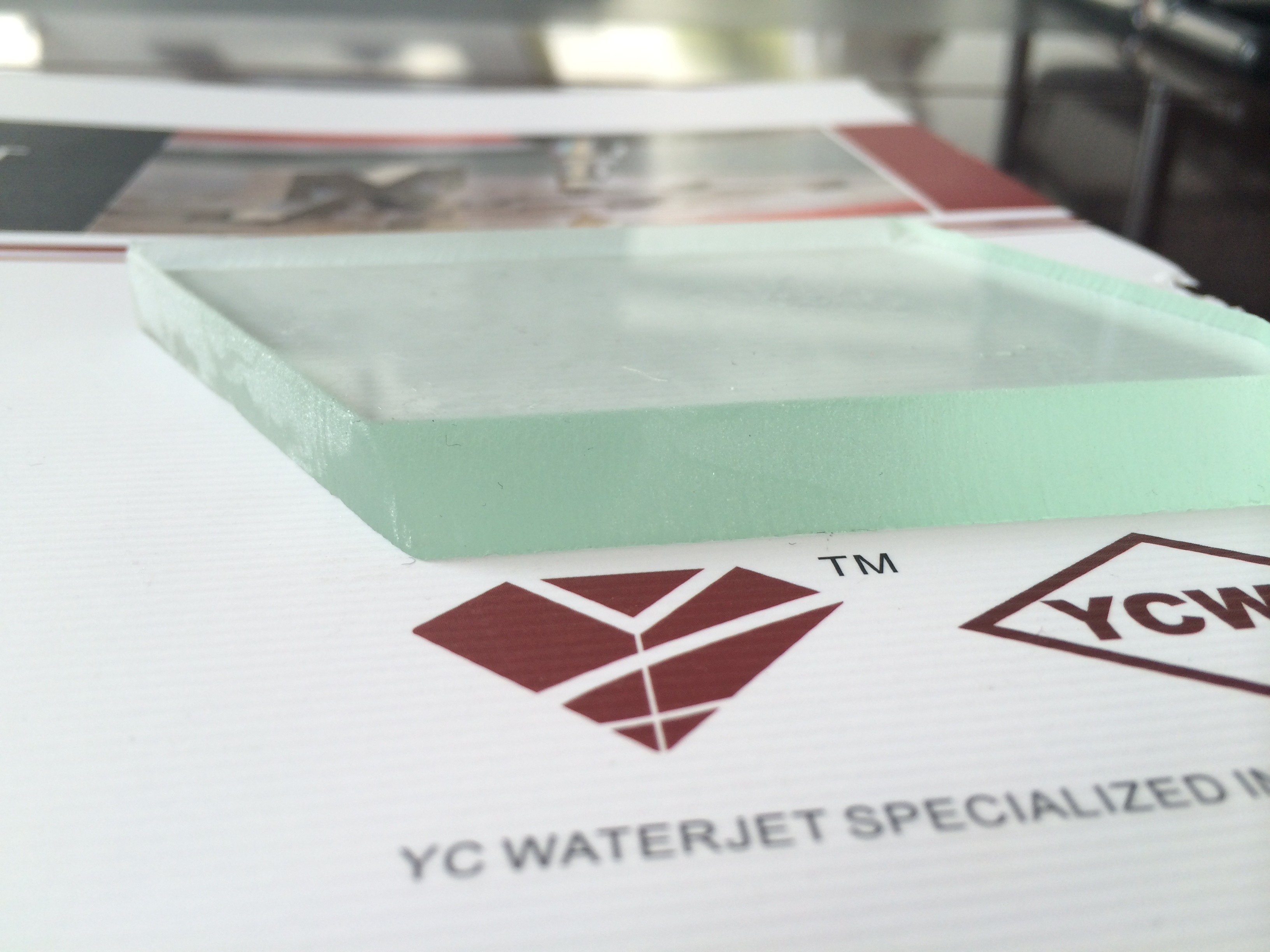 L'application innovante des machines à découper à jet d'eau dans l'industrie du traitement du verre