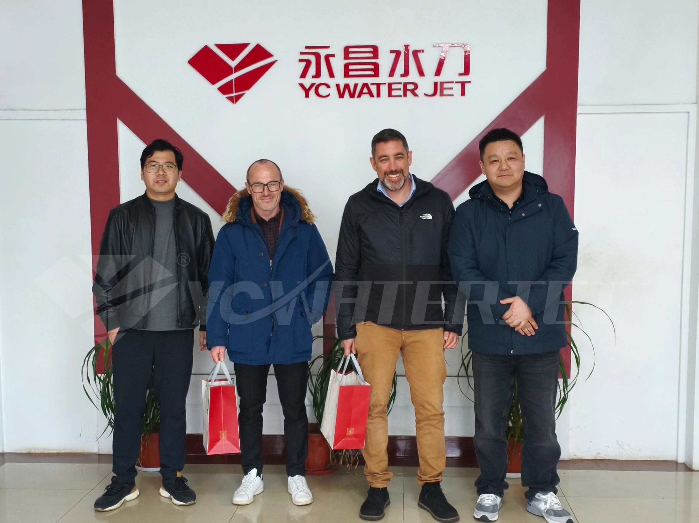 Des clients italiens visitent YC Waterjet pour approfondir la coopération internationale