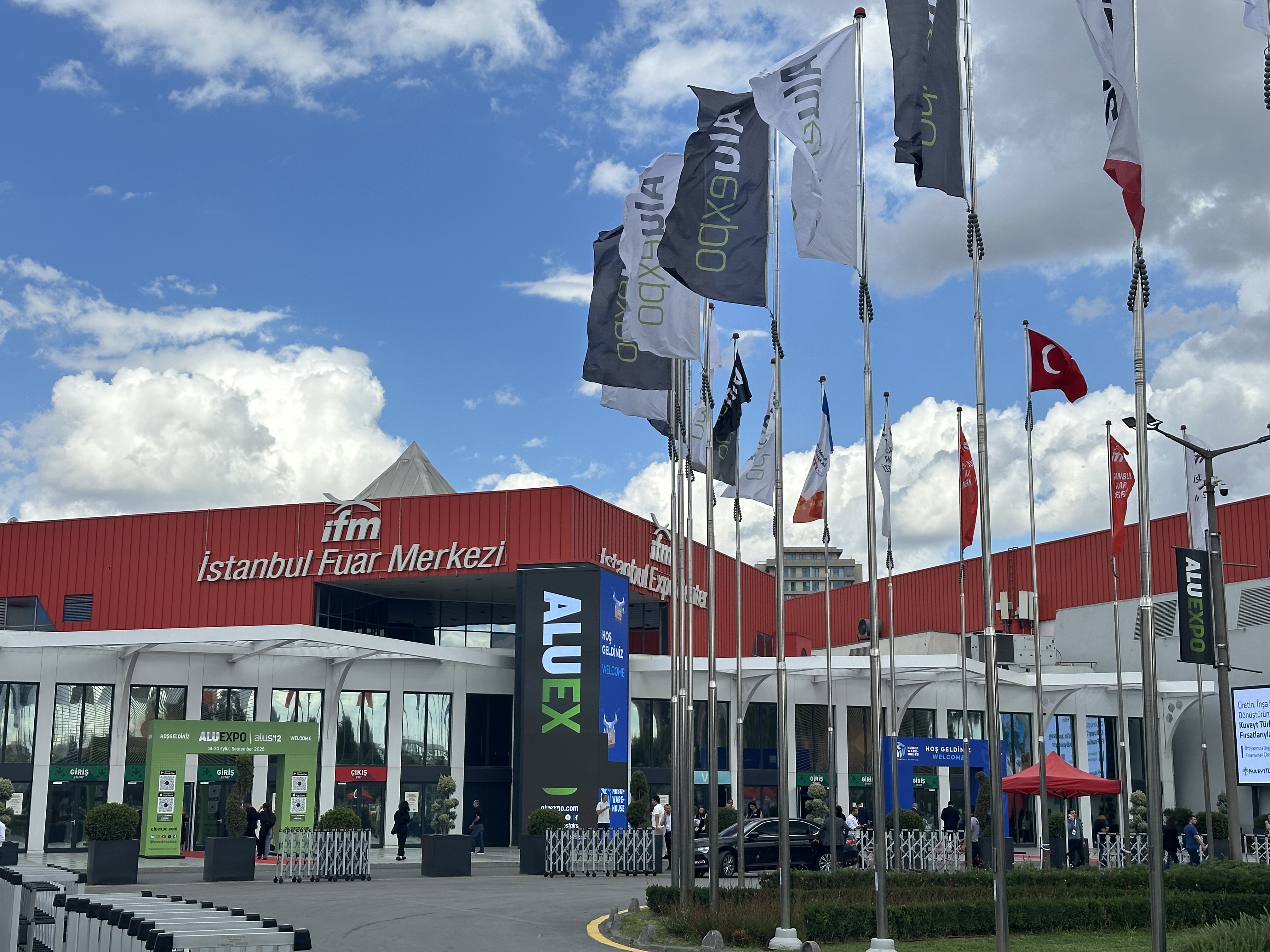 YC WaterJet revient du succès Aluexpo 2025