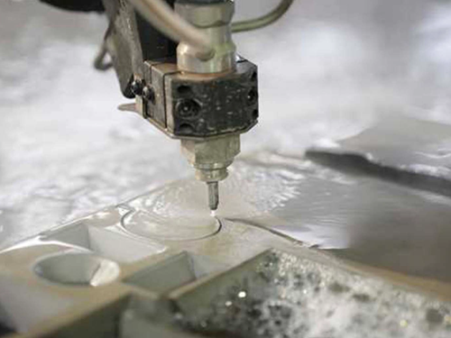 Comment les machines à découper à eau entraînent l'efficacité de la fabrication de machines automobiles, aérospatiales et industrielles