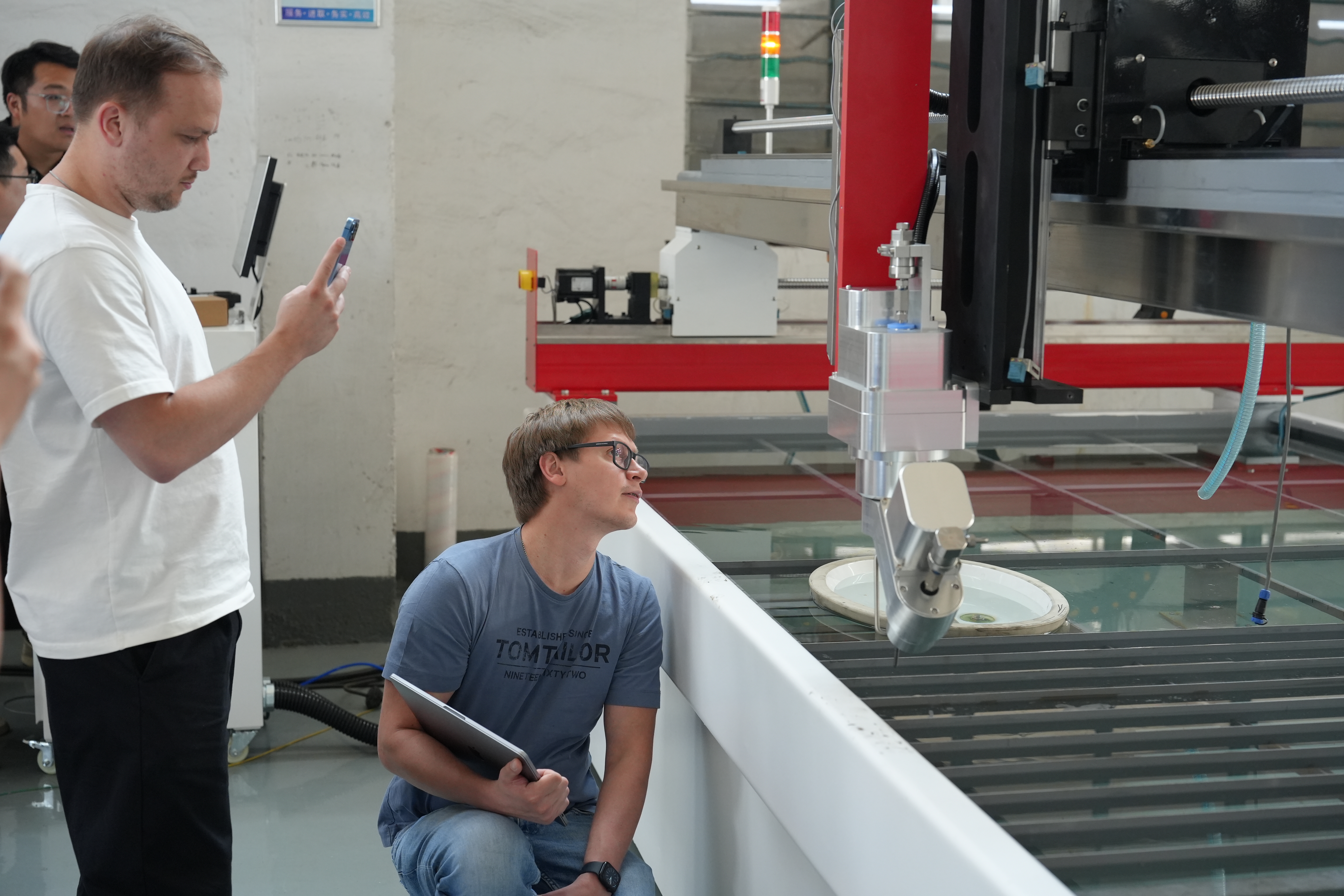 La délégation technique européenne visite YC WaterJet, explorant une collaboration approfondie sur les solutions de coupe à jet d'eau