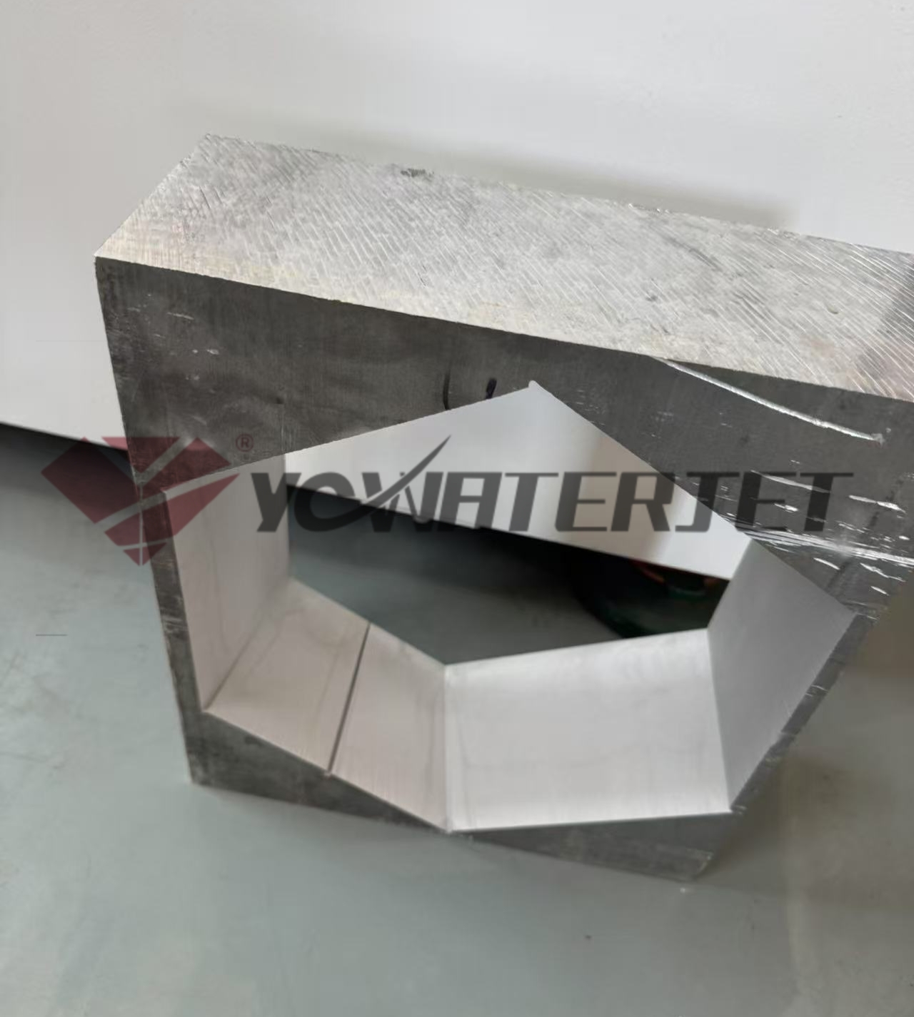 grand bloc en aluminium